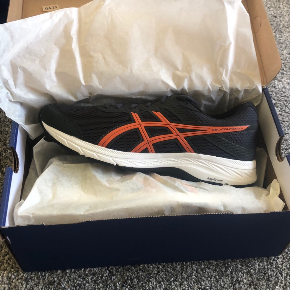 Brand NEW- NWT. Gel contend 6